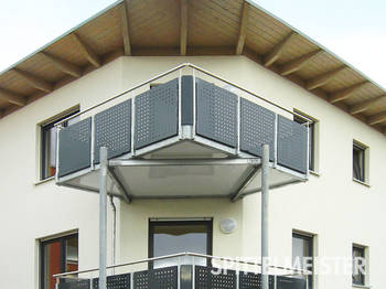 Stahlbalkon über die Ecke Stahlbalkon über die Ecke. Geländer Lochblech. Handlauf Edelstahl. Stahlbalkon aufgelegt auf Stahlträger. Vor 20 Jahren von unseren Schlossern gebaut. Und immer noch sehr schön