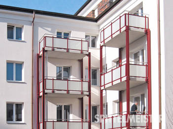 Balkonsysteme Akzente mit roten Stahlstützen Betonplatte Sanierung