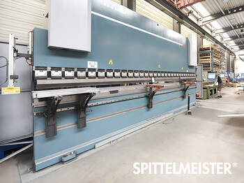 Produktion: Stahlhalle mit modernen Maschinen