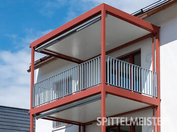 Stahlbalkon mit Geländer