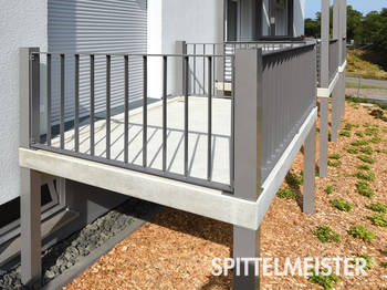 Preiswerter Balkontyp mit Bodenplatte aus Beton-Fertigteilen und seitlicher Aufkantung