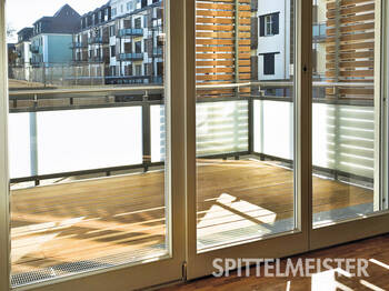 Fester Sichtschutz Sonnenschutz aus Holz Balkon