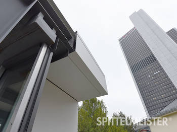 Stahlbalkon als Stahlbau Sonderkonstruktion als Prototyp für Hochhausbalkon. Gebaut vom Balkonbauer für Frankfurt