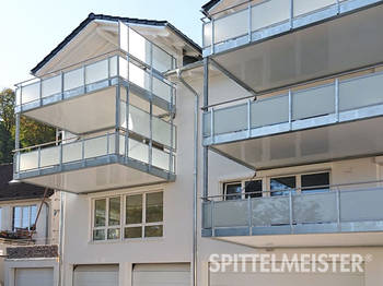 Freitragende Balkone aus Stahl über Garagen am neuen Mehrfamilienhaus, gebaut vom Balkonbauer Spittelmeister