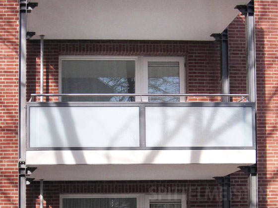 Balkone mit Stahlstützen und einer Balkonverkleidung aus mattweißem Glas in Hamburg