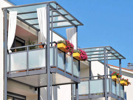 Balkone mit Balkonzubehör und Blumenkästen aus Alu und besonderer Befestigung über Garagen. Mehr zum Projekt unter Referenzen