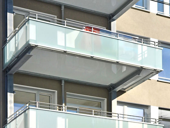 Balkonsysteme als Systembalkon freitragend, Stahl mit Ganzglasgeländer