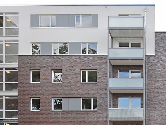 Balkonsysteme am Neubau. Balkonbau von Vorstellbalkonen aus Aluminium teilweise in eine Nische gebaut. Balkonbauer Spittelmeister für ganz Deutschland