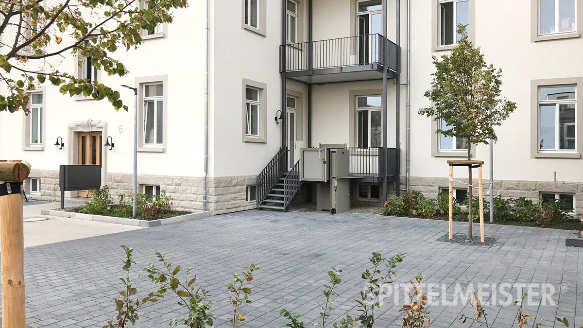 Joffre Kaserne Balkontreppe mit kleinem Lift Joffre Kaserne Balkontreppe mit kleinem Lift