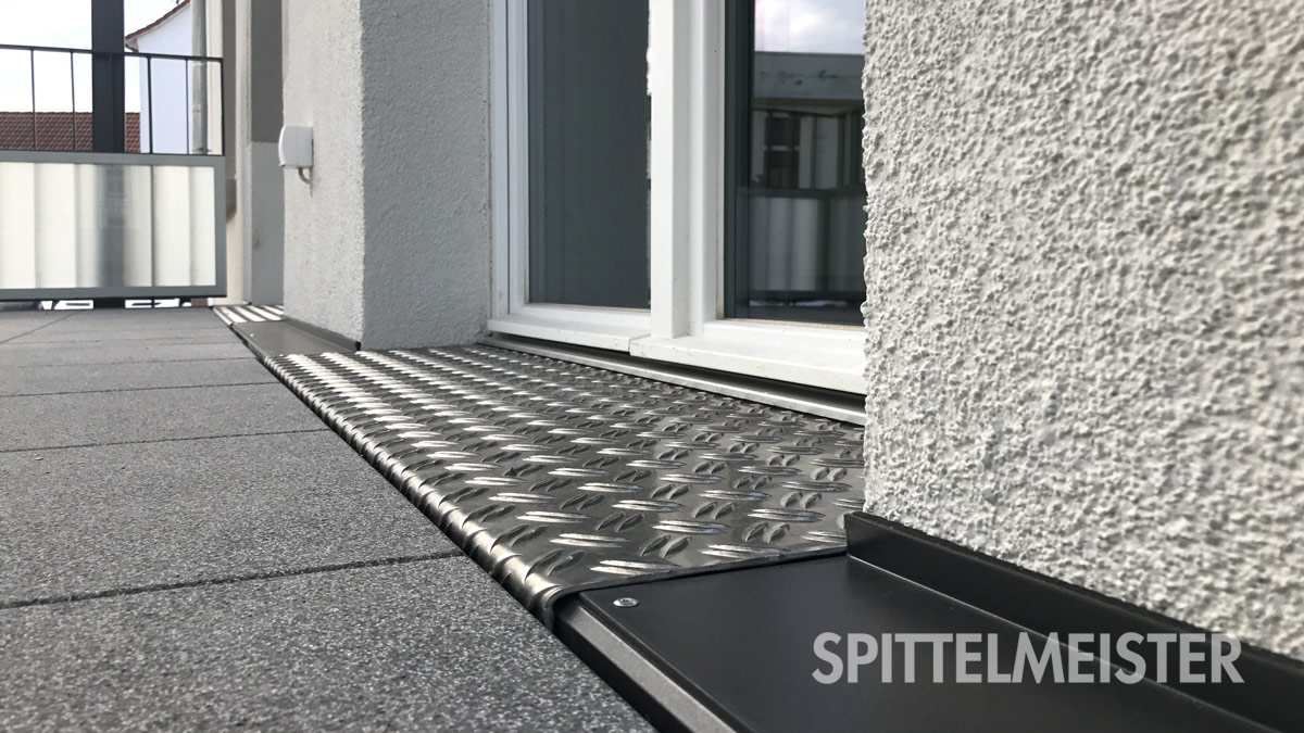 Kaserne Rastatt, Türschwelle mit Riffelblech ist Qualitätsarbeit vom Balkonbauer Kaserne Rastatt, Türschwelle mit Riffelblech ist Qualitätsarbeit vom Balkonbauer