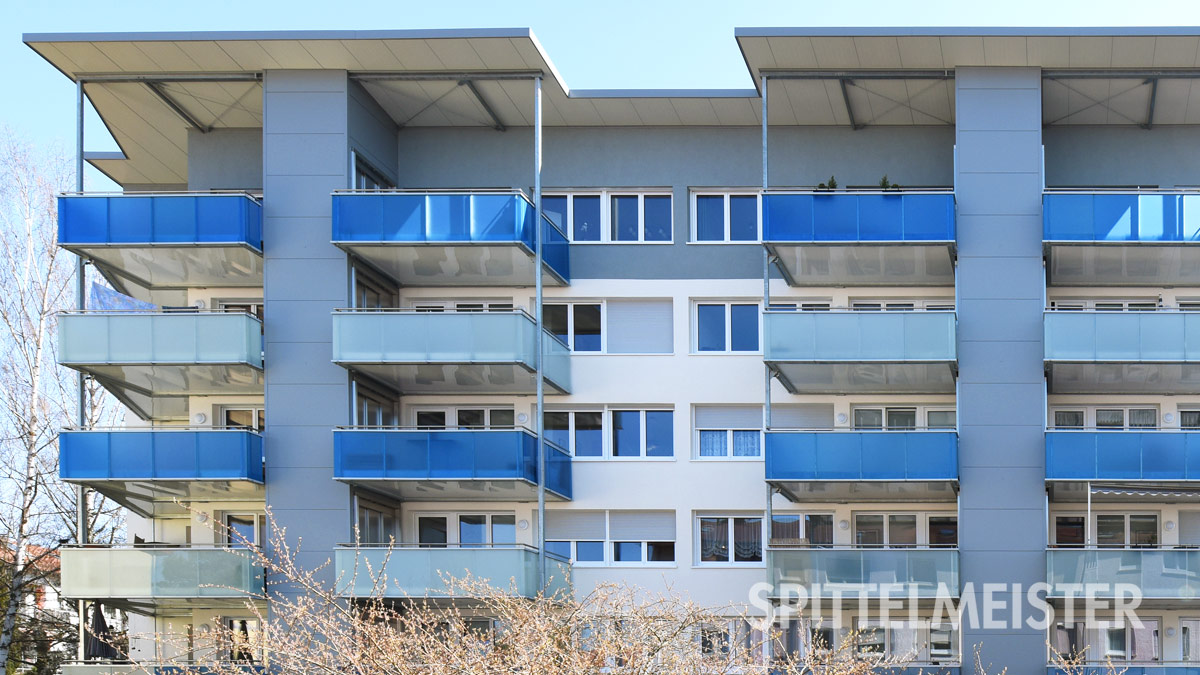 Balkone mit Verglasung in blauem Glas in Leonberg bei Stuttgart