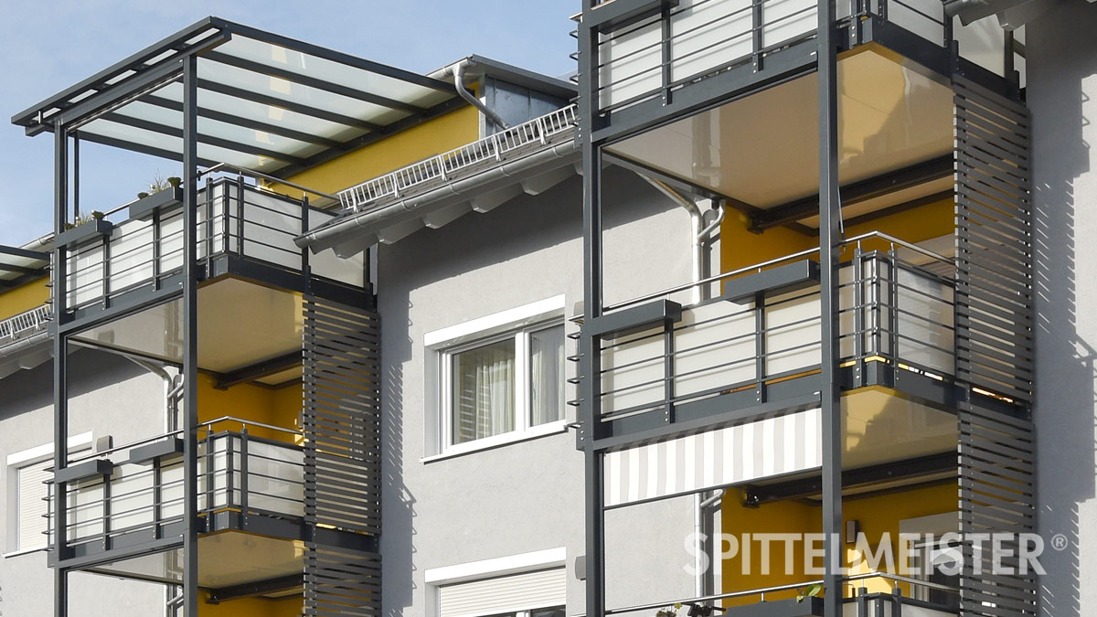 Verschattung am Balkon mit seitlichem Sonnenschutz in Achern © Balkonbauer Spittelmeister Verschattung am Balkon mit seitlichem Sonnenschutz in Achern