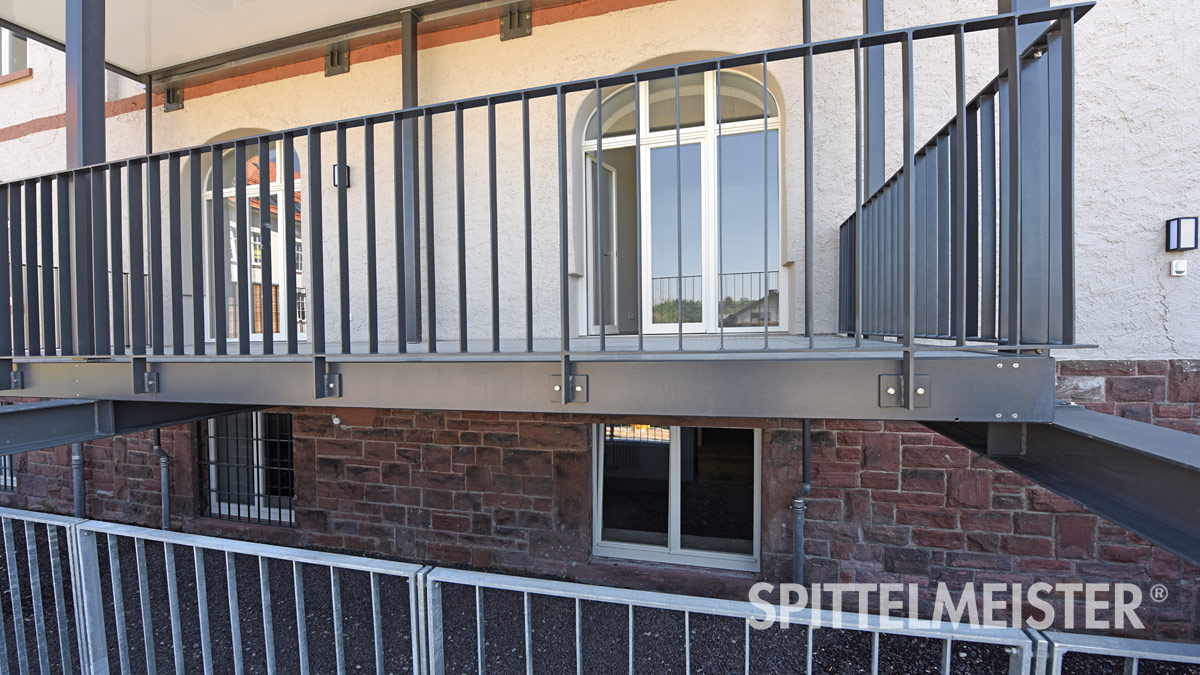Balkongeländer aus Flachstahl © Balkonbauer Spittelmeister Balkongeländer aus Flachstahl gemäß den Denkmalschutzauflagen