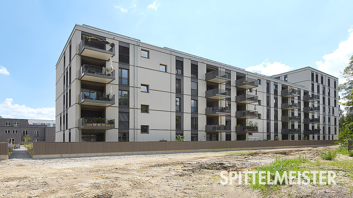 Revolution des Wohnungsbaus: Mehrgeschossiger Holzbau mit Spittelmeister-Stahlbalkon, München