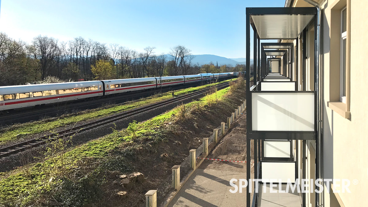 weniger Lärm an Bahnschienen und Autobahnen © Balkonbauer Spittelmeister durch Lärm bedingte Einschränkung der Nutzung des Außenbereichs verringern, Aktive und passive Schalldämmung