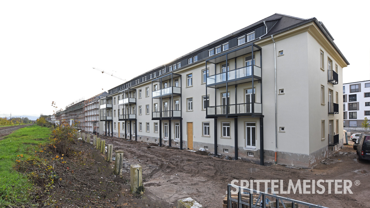 Lärm von Bahnstrecken reduzieren durch passiven Schallschutz © Balkonbauer Spittelmeister Ganzglas-Verglasungen der Balkone reduzieren den Lärm der Bahnstrecke erheblich