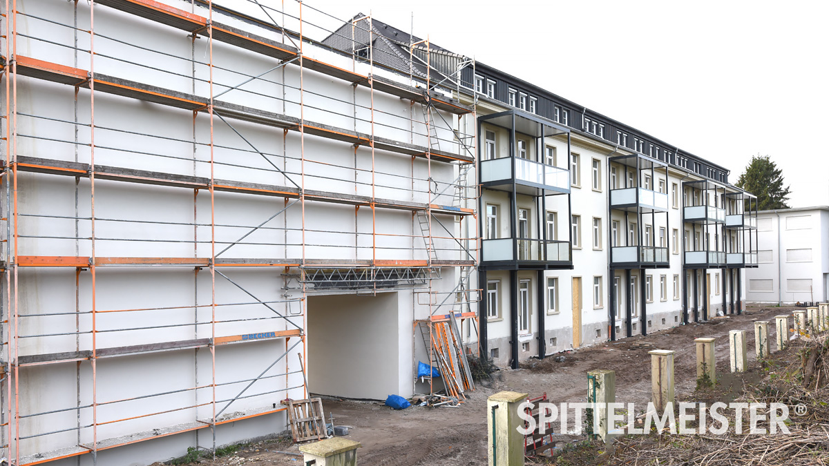 Minderung des Lärmpegels für Wohnanlieger von Bahnstrecke © Balkonbauer Spittelmeister Neue Lärmschutz Schallschutzwand am Balkon vermindert Lärmemissionen