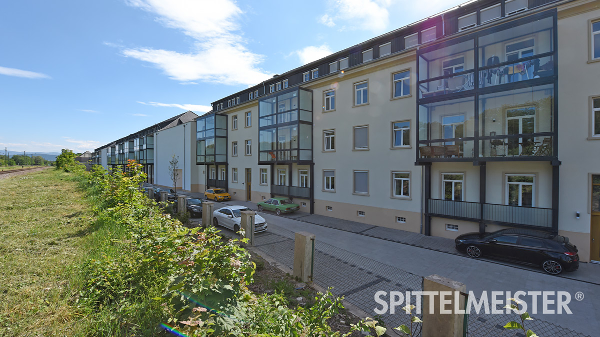 Balkonverkleidung Schiebesystem als Schallschutz © Balkonbauer Spittelmeister Balkonverkleidung mit Schiebesystem als Schallschutz an Bahnschienen