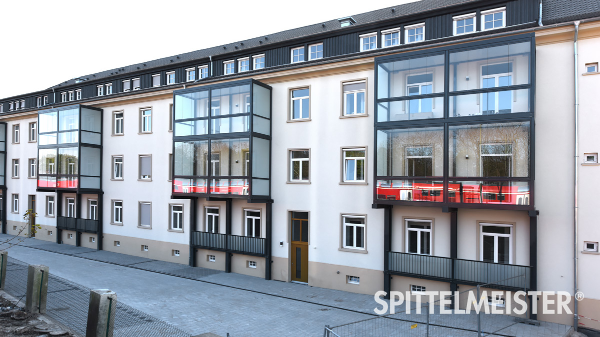 Balkonverglasung Lärmsanierung an Bahnschienen © Balkonbauer Spittelmeister Schallschutz: Balkonverglasung Lärmsanierung an Bahnschienen