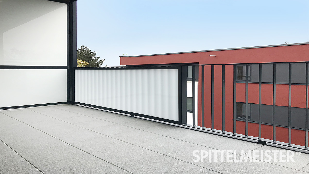 Balkongeländer Flachstahl VSG © Balkonbauer Spittelmeister Balkongeländer Kombination Flachstahl mit VSG, Betonwerksteinplatten