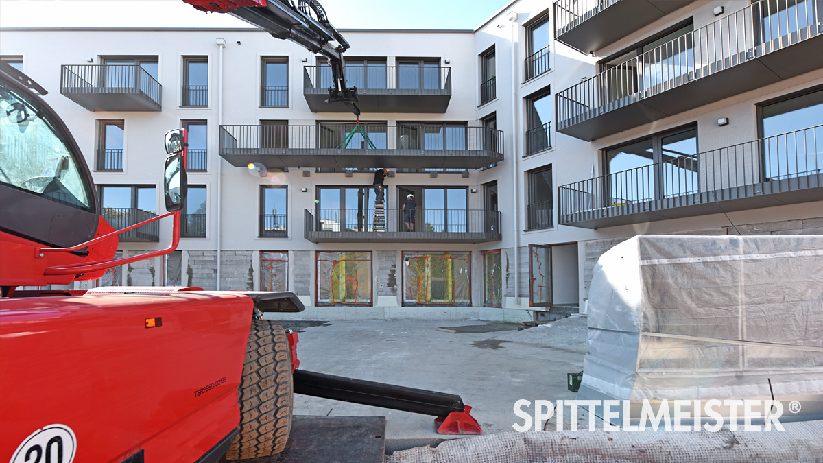 Balkone aus Stahl mit Balkongeländer