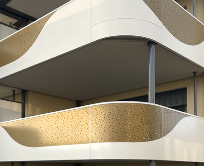 Goldene Balkone mit Lochblech