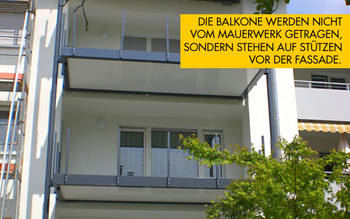 Balkonmontage der Balkonbauer Spittelmeister: Die Balkone werden nicht vom Mauerwerk getragen, sondern stehen auf Stützen vor der Fassade