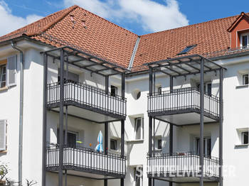 Balkondächer aus Stahl an Balkonen einer denkmalgeschützten Wohnanlage