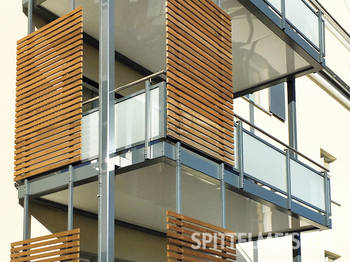 Hochwertiger Sonnenschutz aus Holz am Gebäude unter Denkmalschutz. Sonnenschutz aus Holz und Glas vom Balkonbauer gleich mit einplanen