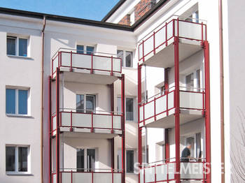 Betonbalkone auf roten Profilstahlstützen, Balkonbau Sonderlösungen in Hamburg
