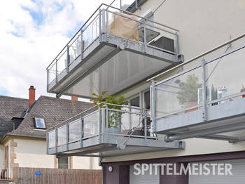 Freitragende Balkone über Garage. Das Haus steht unter Denkmalschutz.