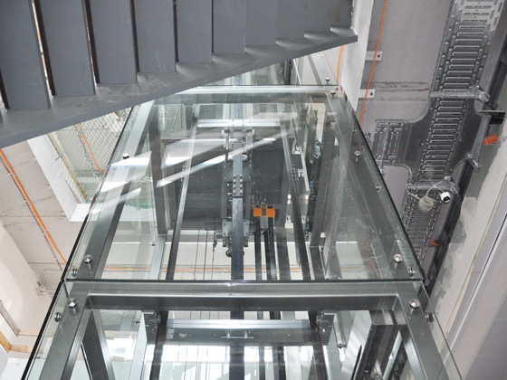 Aufzugsanlage Verkleidung aus Glas innen