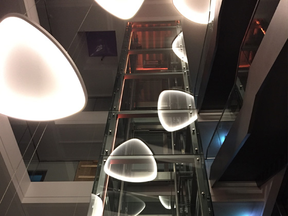 Aufzuganlage: Verglaster Aufzugsschacht innen Firmengebäude