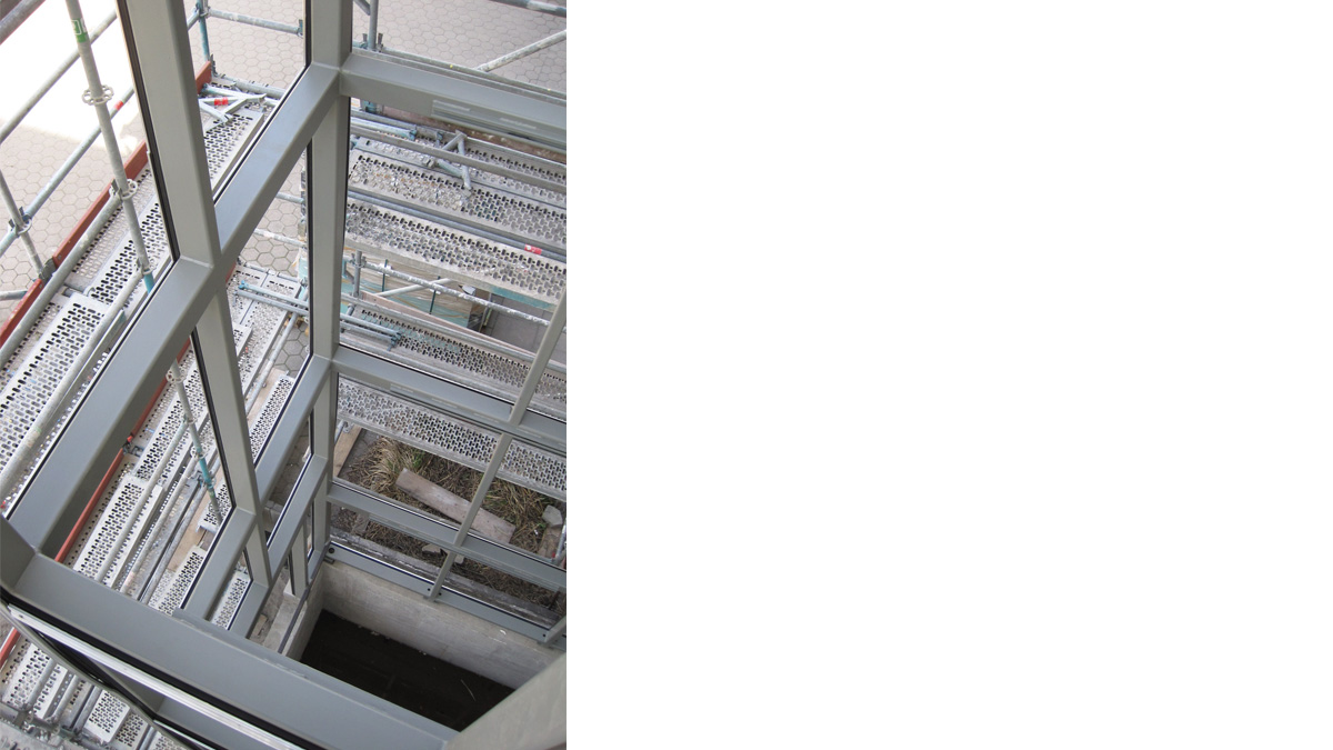 Aufzugsschacht an Hamburg Kunsthochschule von Spittelmeister