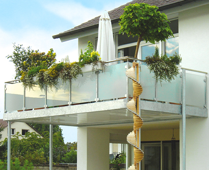 Balkon am Einfamilienhaus in Karlsruhe mit Wendeltreppe für Katze