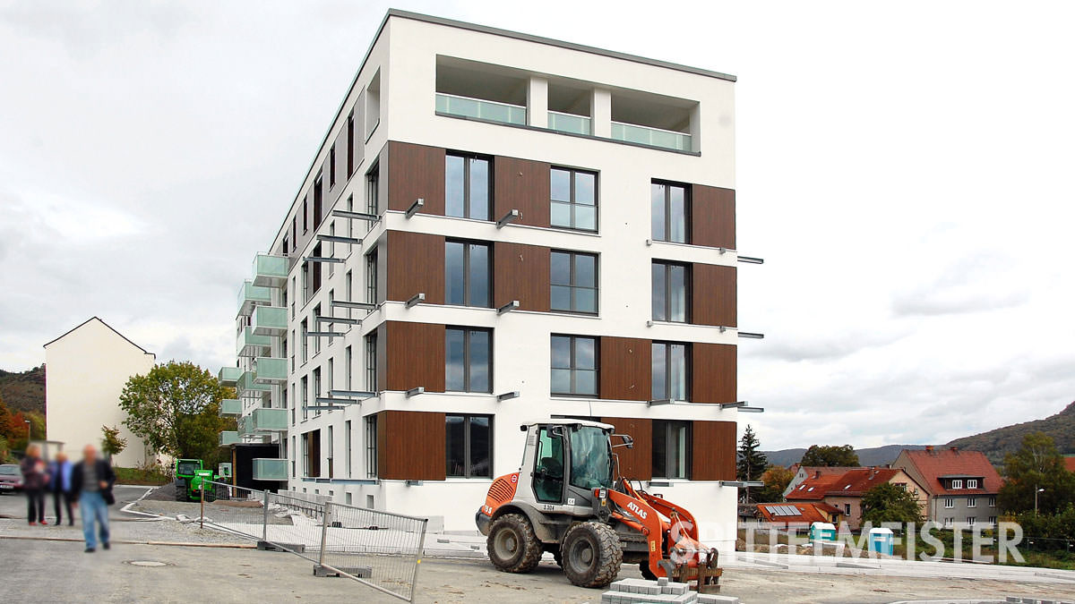 Auskragende Balkone am sanierten Plattenbau vom Balkonbauer Spittelmeister