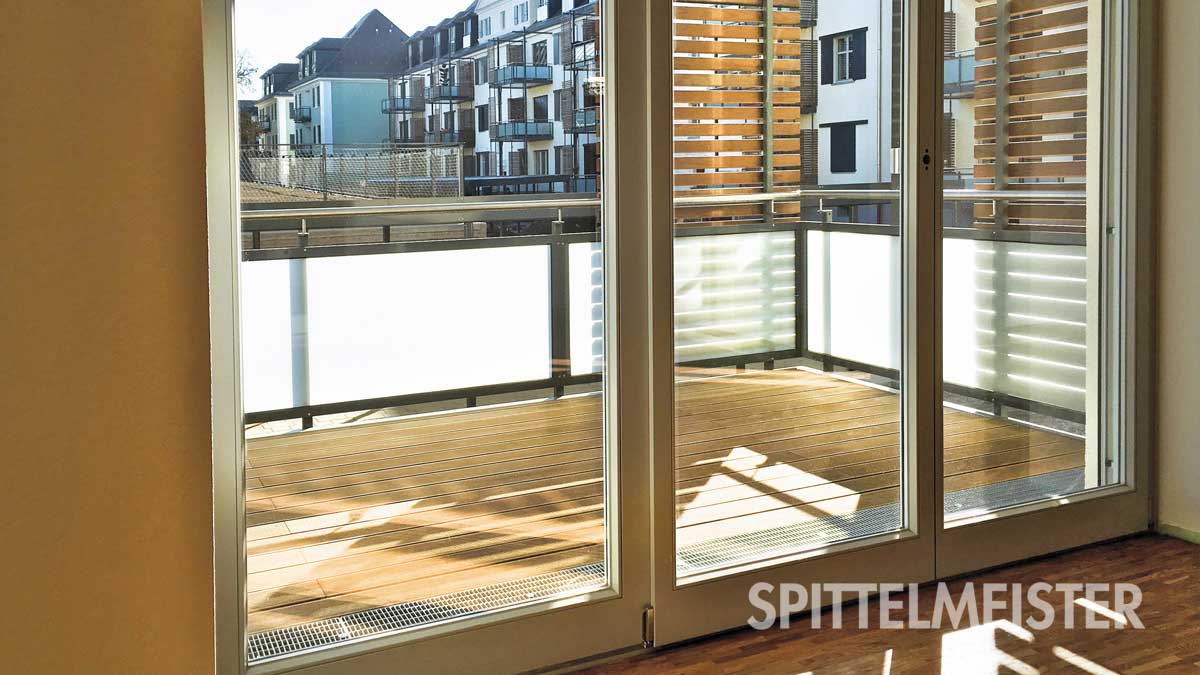 Sonnenschutz Möglichkeiten Ideen Balkon Verkleidung aus Glas Holz Lamellen
